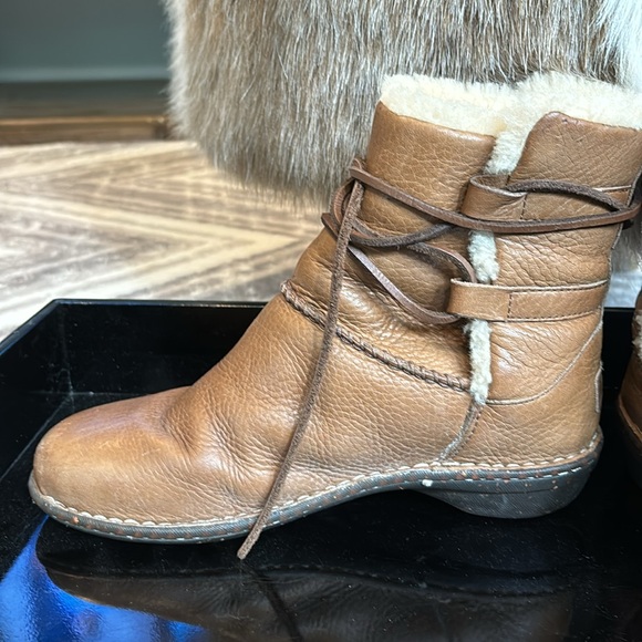 UGG cassia 1932 boots leather Sherpa short tie size 8 - Picture 3 of 9